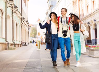 Üç mutlu arkadaş yürüyüş