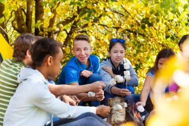 Hatmi tutan arkadaşlar