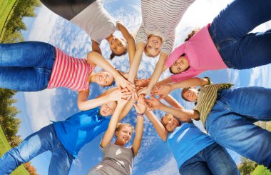 yıldız şeklinde ayakta gençler