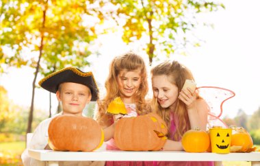 Çocuk Halloween pumpkins işçiliği sırasında