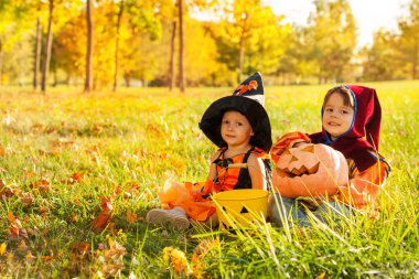 Cadılar Bayramı kostümlü çocuklar