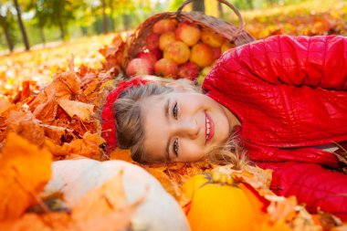 yaprakları kabak ve elma ile kız
