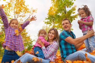 mutlu bir aile sonbahar Park