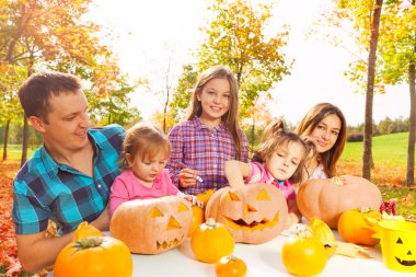 Aile Cadılar Bayramı için hazırlamak