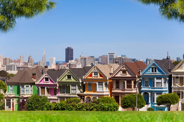 San Francisco skyline and painted ladies — Stock Photo, Image