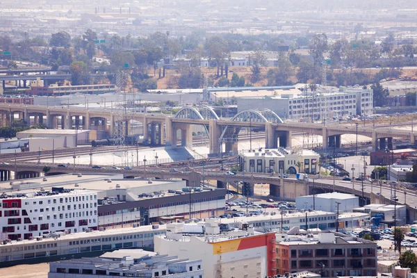 Los Angeles River met stadsgezicht — Stockfoto
