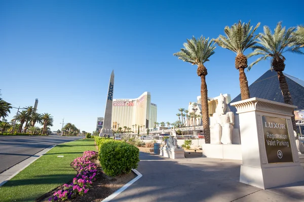 Vegas boulevard och Luxor hotel obelisk — Stockfoto
