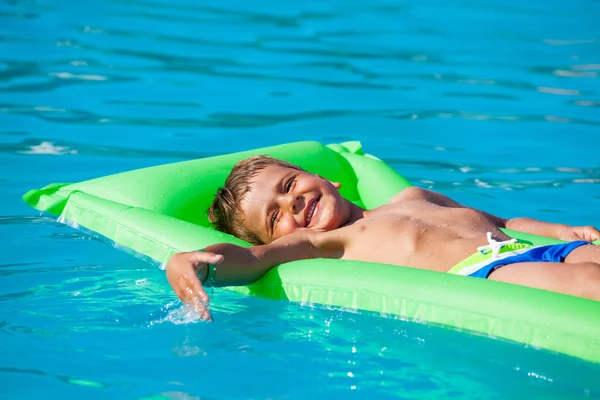 Niño relajándose en colchón inflable —  Fotos de Stock