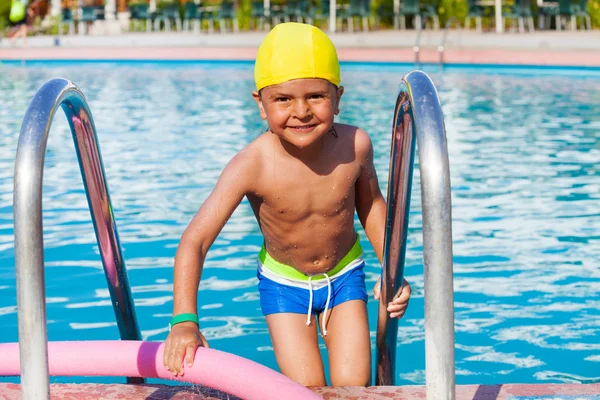 Menino com piscina macarrão segurando escada — Fotografia de Stock