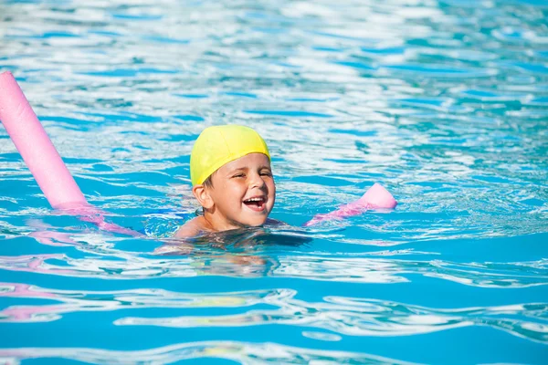 Jongen leert hoe om te zwemmen — Stockfoto