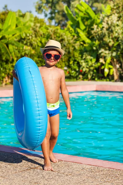 Carino piccolo ragazzo in cappello che tiene anello gonfiabile — Foto Stock