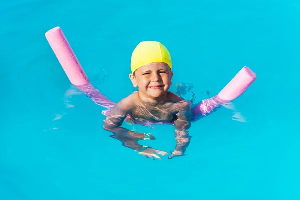 泳ぐ方法を学ぶ少年 — ストック写真