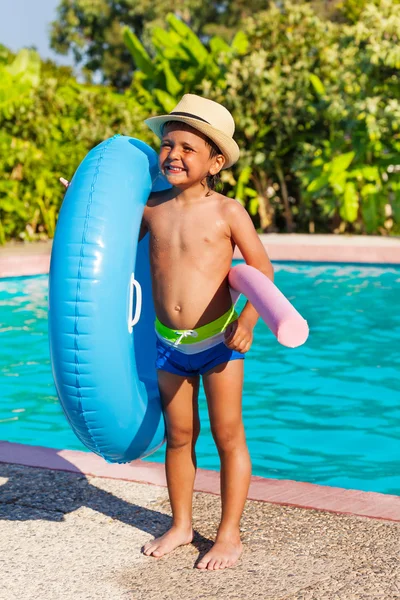 Niño sosteniendo anillo inflable y fideos de piscina —  Fotos de Stock