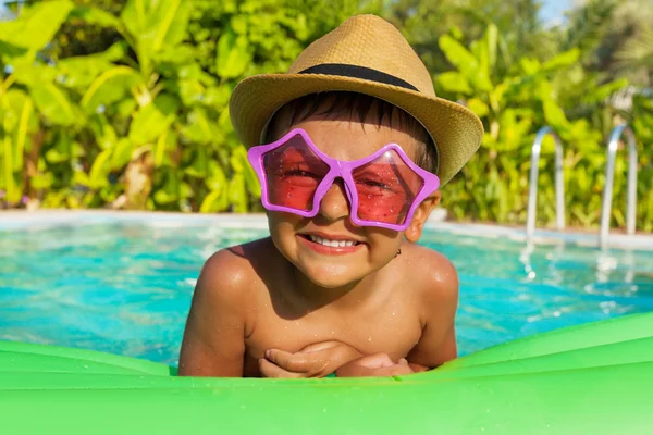 Niño en gafas de sol en la piscina —  Fotos de Stock