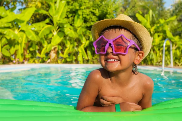Αγόρι σε γυαλιά ηλίου στην πισίνα — Φωτογραφία Αρχείου
