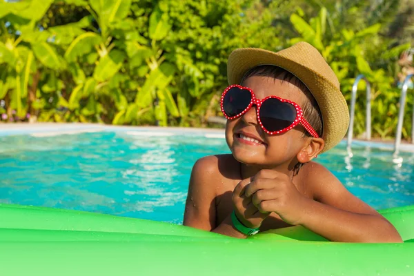 Boy v sluneční brýle v bazénu — Stock fotografie