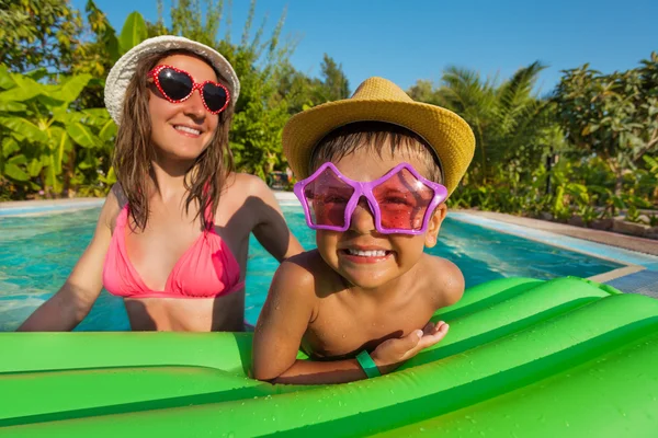 Madre y niño usando gafas de sol divertidas —  Fotos de Stock