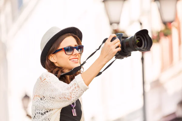 Woman  shooting with camera — Stock Photo, Image