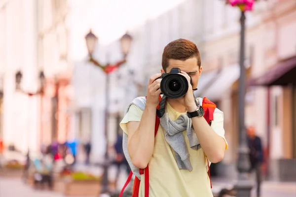 Guy shooting attractions — Stock Photo, Image