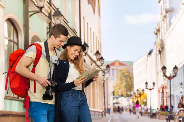 Boy and girl as two tourists — Stock Photo, Image