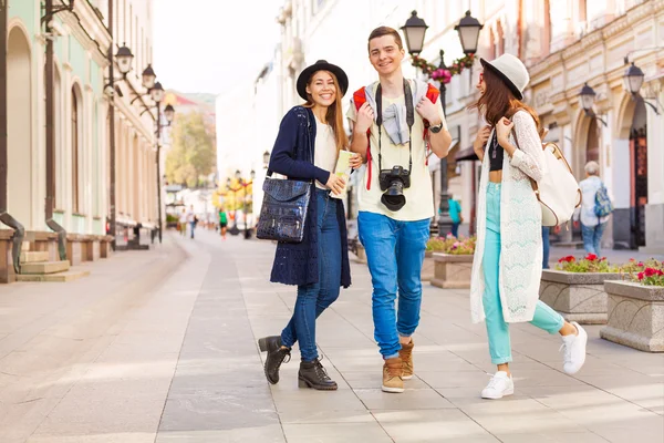 Drei glückliche Freunde zu Fuß — Stockfoto