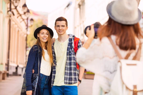 Chica disparo feliz pareja — Foto de Stock