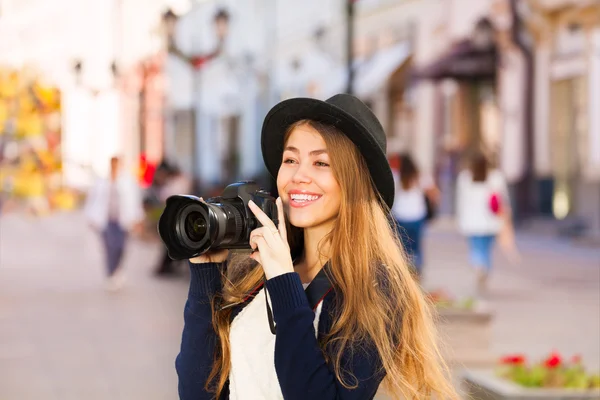 Žena, fotografování s fotoaparátem — Stock fotografie