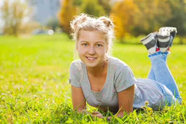 Girl  laying on green grass — Stock Photo, Image