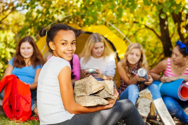 Meisje houden aanmaakhout hout — Stockfoto