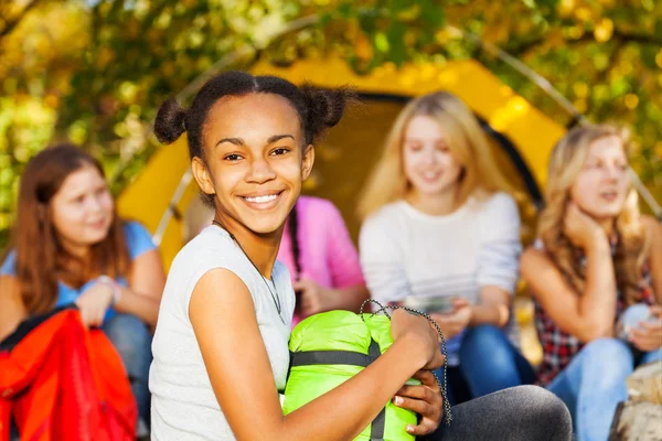 Mädchen mit grünem Schlafsack — Stockfoto