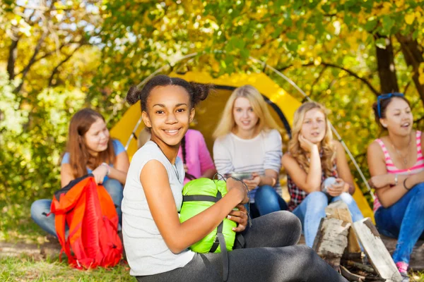 Meisje bedrijf groene slaapzak — Stockfoto