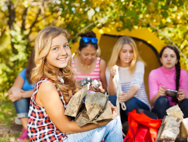 Mädchen mit brennendem Holz — Stockfoto