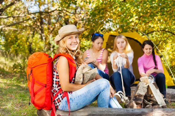 Ragazza con zaino rosso seduta — Foto Stock