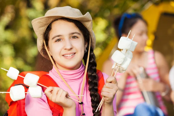 Chica sostiene palos de malvavisco — Foto de Stock