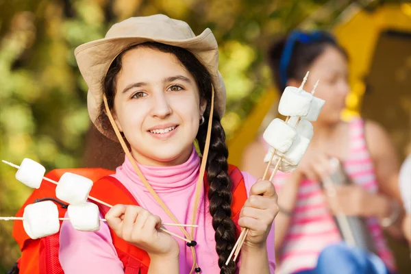 Menina detém paus marshmallow — Fotografia de Stock