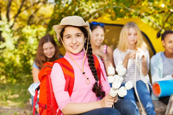 Mädchen hält Eibisch in der Hand — Stockfoto