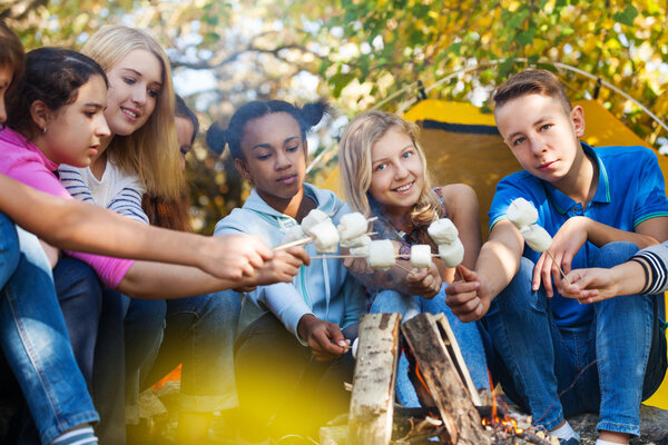 Друзья держат зефирные палочки
