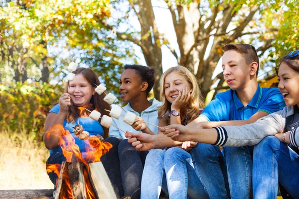 Teens hold marshmallow sticks — Stock Photo, Image