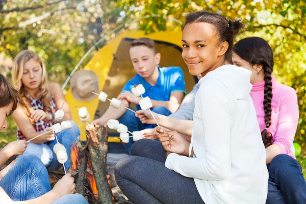 Adolescenti con bastoncini di marshmallow — Foto Stock