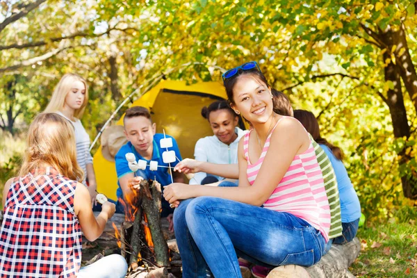 Adolescentes felizes segurar marshmallow — Fotografia de Stock