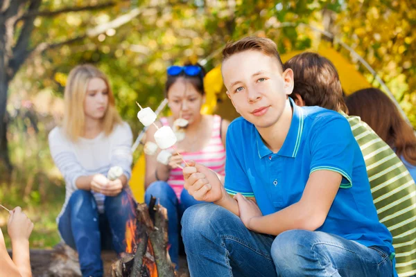Αγόρι και φίλοι κατέχουν marshmallow — Φωτογραφία Αρχείου