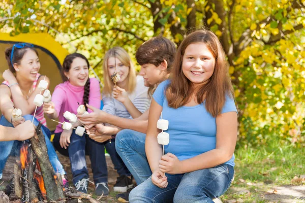 Teenagers with marshmallow sticks — Stock Photo, Image