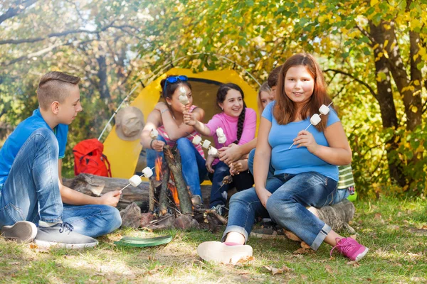 Teen friends sit on campsite — Stock Photo, Image