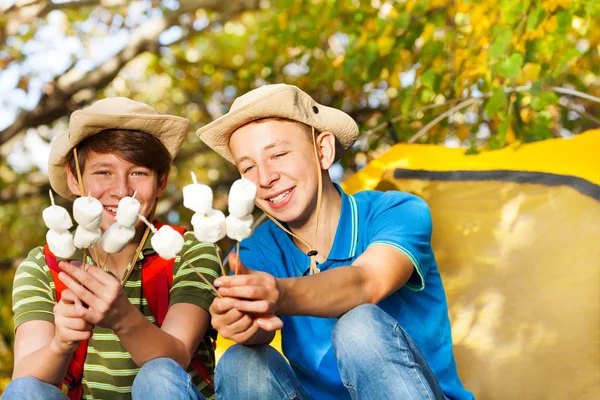 I ragazzi felici tengono i bastoncini di marshmallow — Foto Stock