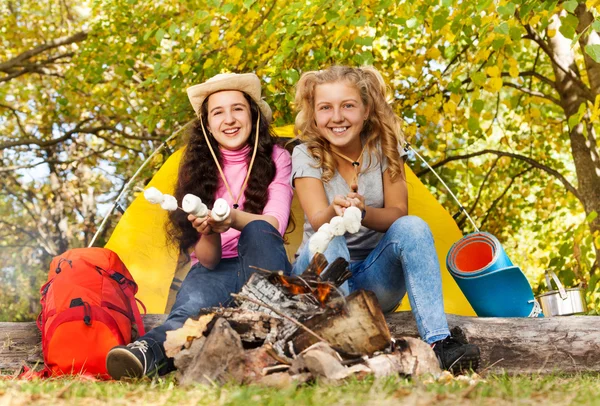 Két lány pörkölés smores — Stock Fotó