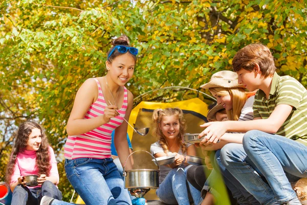 Asiática chica cocina sopa — Foto de Stock