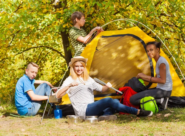 Gli adolescenti costruiscono una tenda gialla — Foto Stock