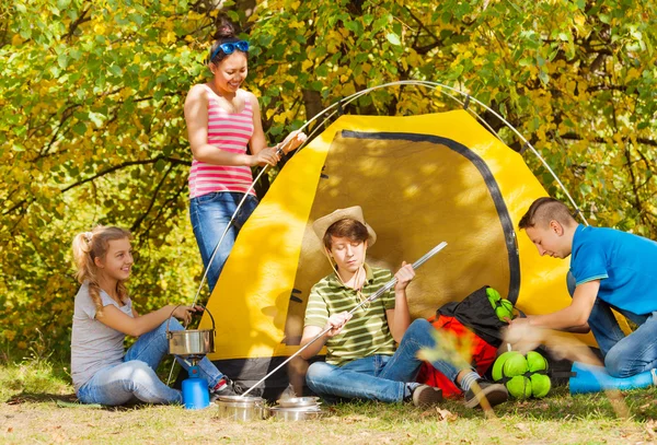 Teenagers build yellow tent — Stock Photo, Image