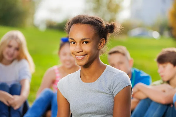 Ragazza africana e i suoi amici — Foto Stock