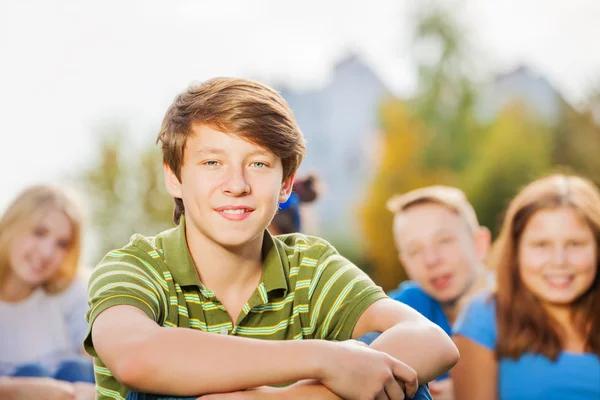 Porträt von Jungen und Freunden — Stockfoto